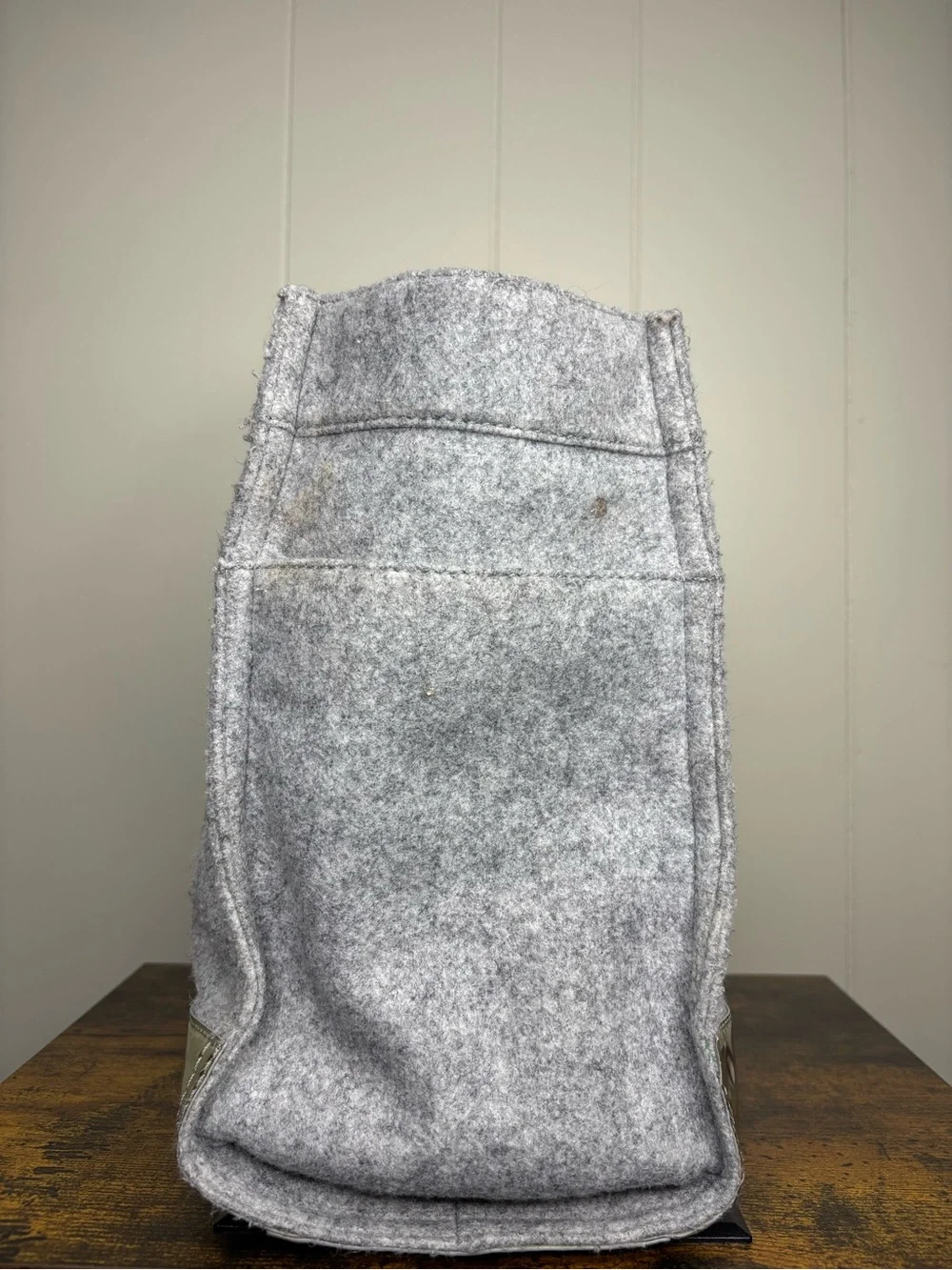 Tory Burch Flannel Felt Gray Large Logo Tote Bag
Metallic - Picture 4 of 7